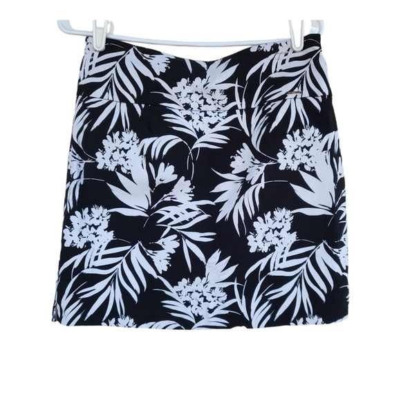 EUC S.C. & Co. Women's Size M Black & White Stretchy Comfy A Line Mini Skirt - Picture 4 of 8
